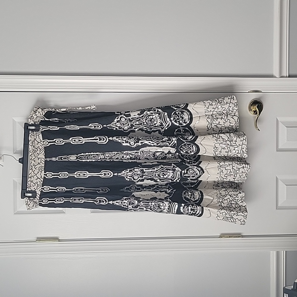 Skirt black and white with sequins and tie closure
